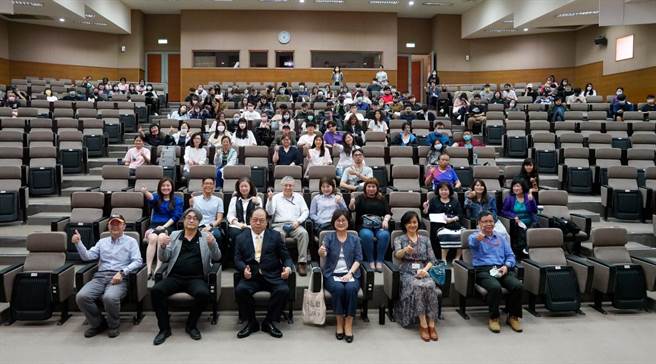 景文科大举办大师讲座畅谈传产产业与创新创业全体大合照。（景文科大提供）