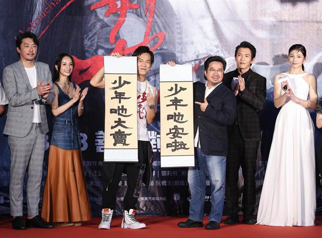 顏正国亲手用毛笔写下「少年吔安啦，少年吔票房长红」，预祝票房见红。（陈俊吉摄）