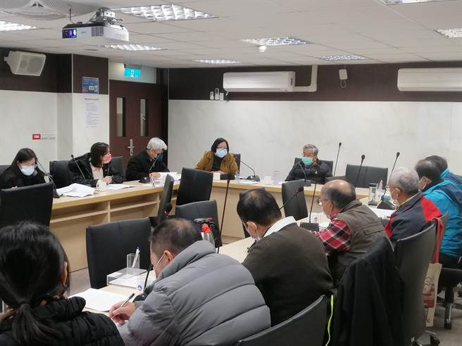 金門副縣長李增財（中）邀集相關單位，就協助鄉親索回遭軍方占用土地研商對策。（縣府提供）