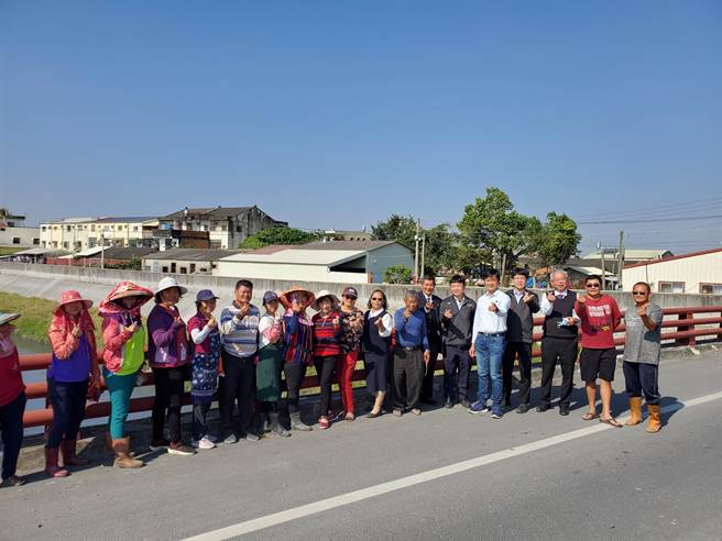 在吴秋荣（右七）带动下，小而美的西螺鹿场社区，志工凝聚力强，打造家乡成为天然舒适的环境，图为去年水利处人员勘查鹿场社区附近的新虎尾溪。（周丽兰摄）