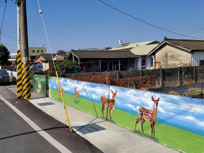 西螺鹿场社区的围墙彩绘，社区居民很怀念昔日有鹿的景象。（周丽兰摄）