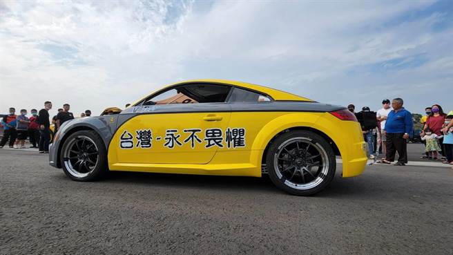 台湾赛车教父廖志贤砸400多万重金改装打造的「打龟号」，下午现身溪州乡浊水溪畔一处私人飞行教练场。（谢琼云摄）