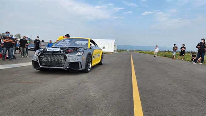 台灣賽車教父廖志賢砸400多萬重金改裝打造的「打龜號」，下午現身溪州鄉濁水溪畔一處私人飛行教練場。（謝瓊雲攝）