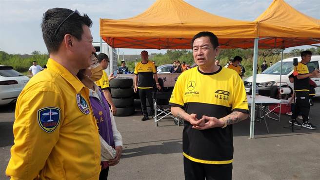 人称赛车教父、廖老大的廖志贤，带领工作团队到溪州测试「打龟号」100公尺加速。（谢琼云摄）