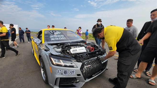 測試前工作人員進行最後檢查。（謝瓊雲攝）