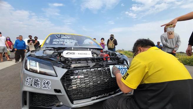 测试前工作人员进行最后检查。（谢琼云摄）