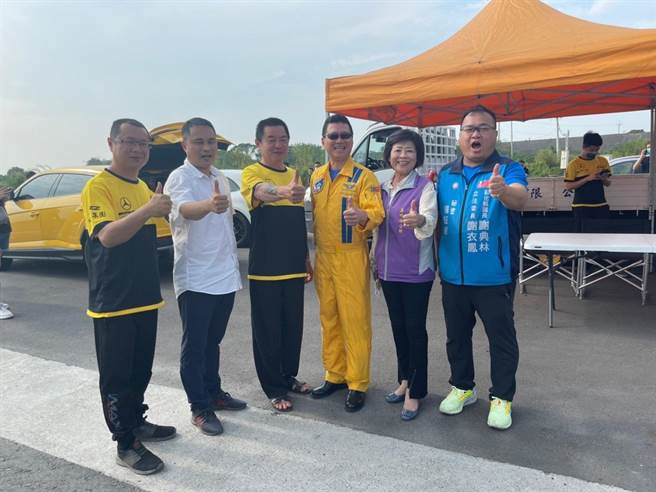 溪州鄉長江淑芬（右二）等人到場邊關心，為廖老大和打龜號加油打氣。（謝瓊雲攝）