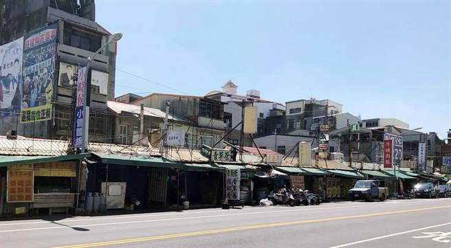 彰化市中華路商業區，縣府投入公辦都更，外圍攤商佔據公有地，經年訴訟，縣府表示回應法院判決，30日啟動拆除作業。（吳敏菁攝）