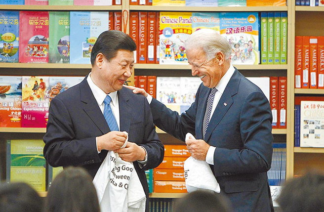 拜登和习近平将于18日通电话，讨论俄乌战争、美中竞争等双方共同关心的问题。（图／美联社）