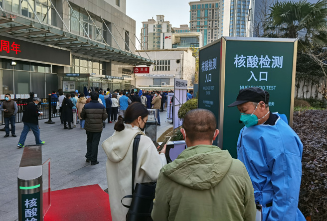 中国新一波的疫情正在扩散，几个大城市陷入封锁，生产线停工，商场关闭。这场疫情压低了对原油的需求，因俄乌战争而狂飙数日的国际油价反转重挫。图为上海市民集体进行核酸检测。（图／中新社）