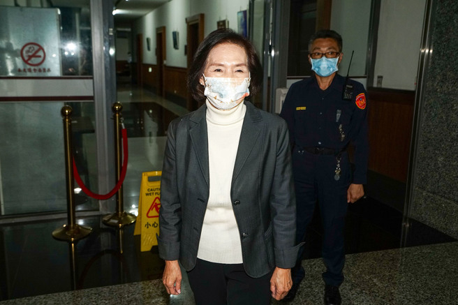 宜蘭縣長林姿妙在宜蘭地檢署經過將近12小時的應訊，晚間9時20分離開地檢署。（李忠一攝）