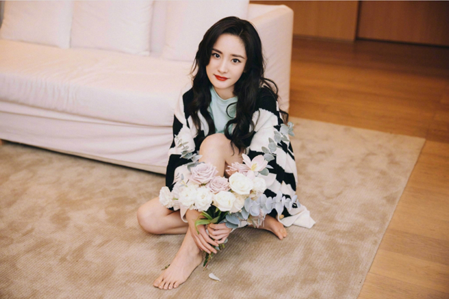 大陆女星杨幂。(图/ 摘自嘉行杨幂工作室微博)