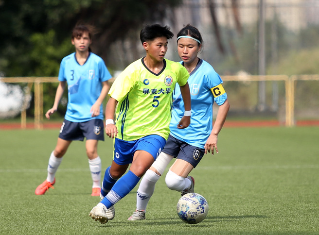 中华女足新星吴恺晴（中）代表屏东大学参加大专联赛。（李弘斌摄）