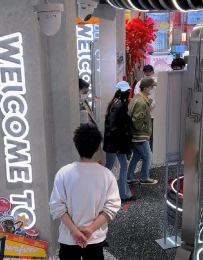 杨幂和3好友逛街夹娃娃被粉丝巧遇。(图/ 摘自微博)