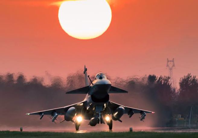 外媒注意中国出口巴基斯坦的歼-11CE拥有与美军F-22类似的座舱盖，在某个角度下会呈现金色的反光，很可能是某种低可视性涂装形的效果。（图／推特@salmaniftikhar3）