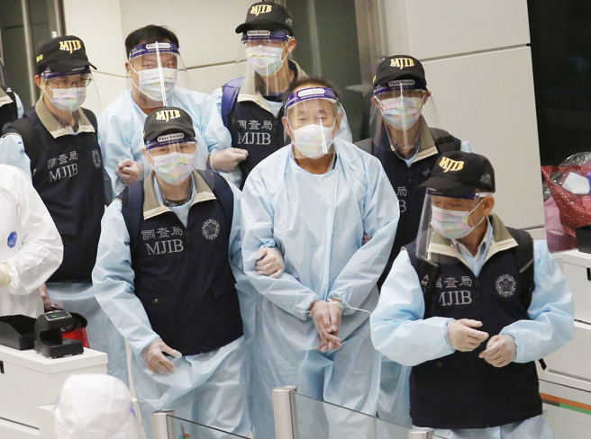 調查局幹員17日晚間將走私犀牛角的台籍男子蕭臻瀨（前排中）及陳貝勳（後排中）押解回台。（范揚光攝）