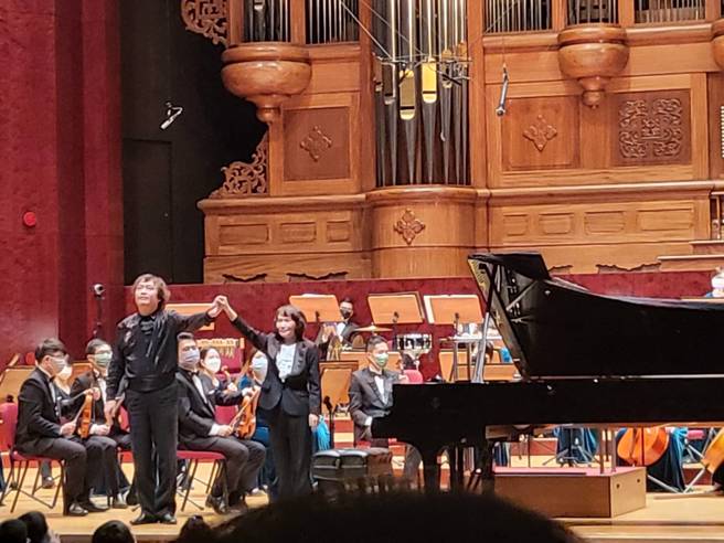 今晚在国家音乐厅三位台湾钢琴家叶孟儒、严俊杰和林冠廷，接力挑战普罗高菲夫三首钢琴协奏曲，叶孟儒在弹完协奏曲之后，额外献上一曲萧邦夜曲，他表示是给在战争中受苦的人的心意。（李欣恬摄）