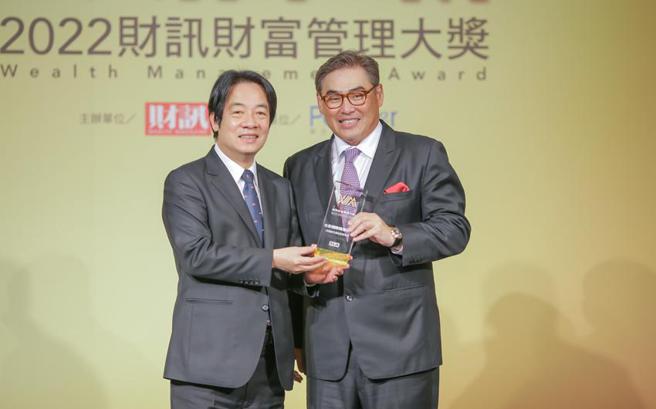 （台新銀行獲《財訊》財富管理大獎最佳財富管理獎五連霸，由副總統賴清德(左)頒獎，台新銀行個人金融事業總處副執行長林尚愷代表領獎。圖／台新銀行提供）