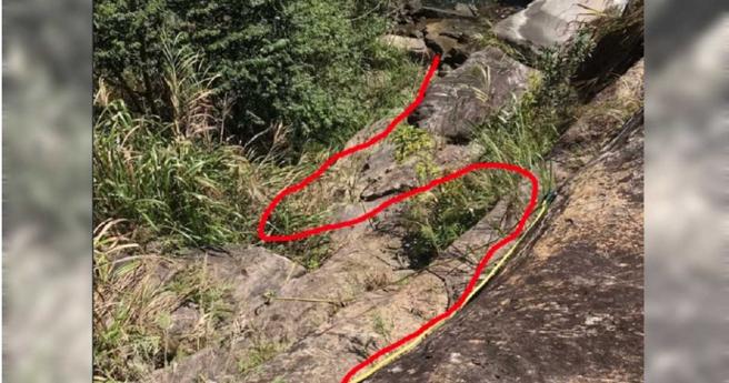 工作人員於高低落差大的危險環境拍片。（圖／翻攝自PTT）