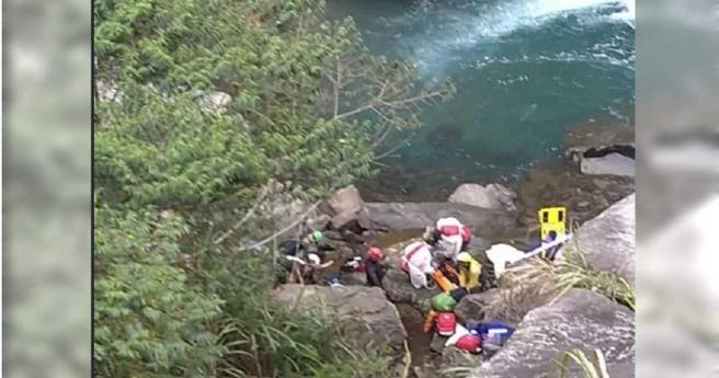 工作人員於高低落差大的危險環境拍片。（圖／翻攝自PTT）