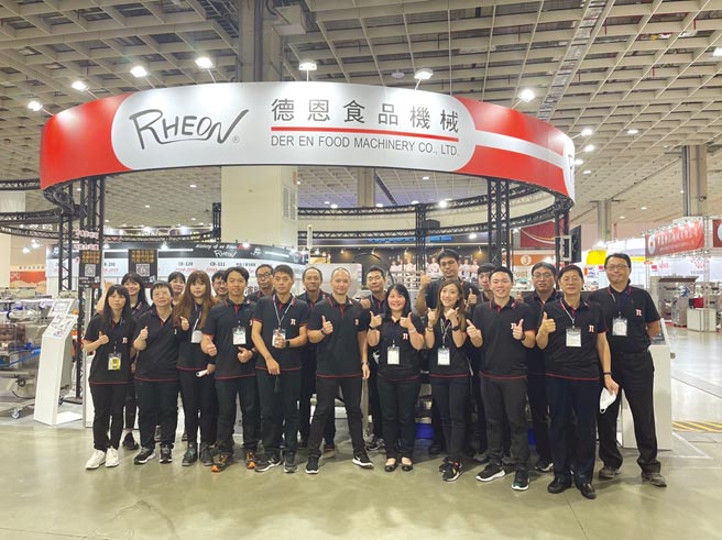 上届德恩烘焙展摊位，德恩总经理聂铭（前排右一）、总经理特助聂建伍（前排右二）。图／业者提供