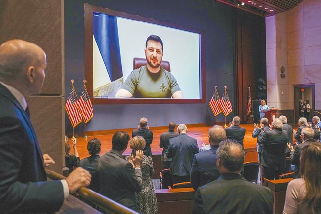 乌克兰总统泽伦斯基对美国国会视讯演说，争取支持。（美联社）