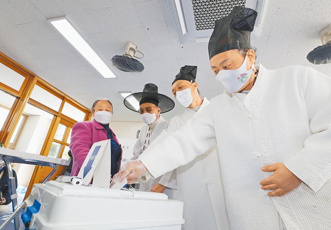 韩国日前总统大选，让隔离者、确诊者都可出门投票，台湾年底九合一选举，是否有相关规画？中选会主委李进勇表示，比较可行的是延长投票时间。图为韩国总统大选时民眾投票的画面。（美联社）