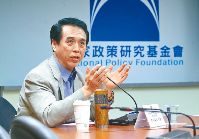 纸风车创办人李永丰闪辞镜电视董事长，各界譁然，前立委陈学圣质疑此为政治事件。（粘耿豪摄）