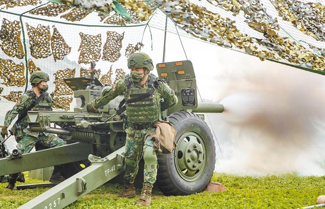 共機迫近馬祖東引防空區受到關注。陸軍東引指揮部16日執行「忠義操演」實彈射擊訓練，圖為105榴砲直瞄射擊瞬間。（軍聞社）