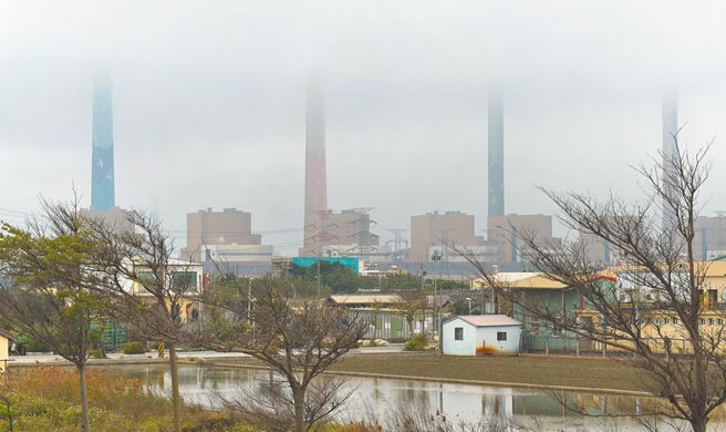 中部近日空气品质不佳，台中火力发电厂却还火力全开，16日在台中市议会引发议员关切。图为台中火力发电厂。（本报资料照片）