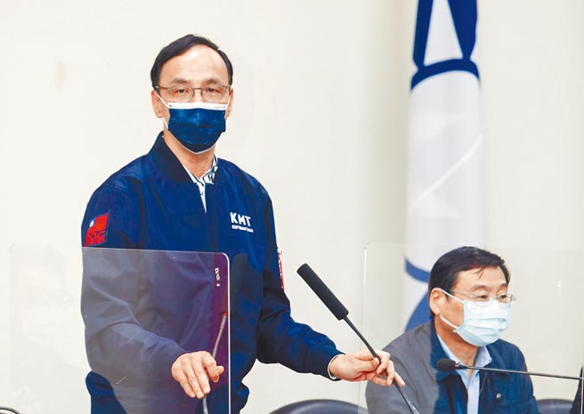 国民党主席朱立伦（左）16日主持中常会就中常委选举提出改革方案，分别为常委中有2分之1任公职、分区选举以及单计投票，藉此彻底改变国民党职选风。（陈怡诚摄）