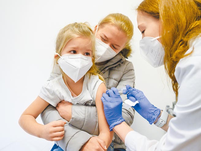 儿童接种新冠疫苗利弊参半，可降低31%至59%的感染率，但发生MIS-C的占比有46.4%，卫福部将于24日讨论相关议题。（美联社）