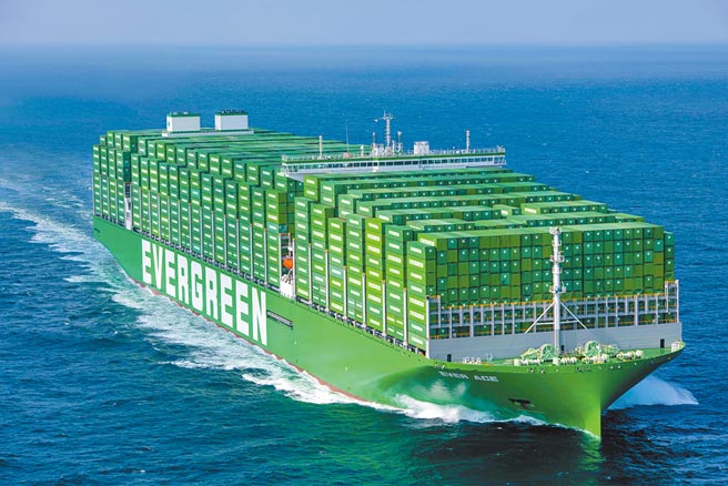 长荣海运启动史上首度减资，昨日股价大洗三温暖，引发恐慌性卖压。图为长荣海运 EVER ACE「长范轮」。（长荣提供）