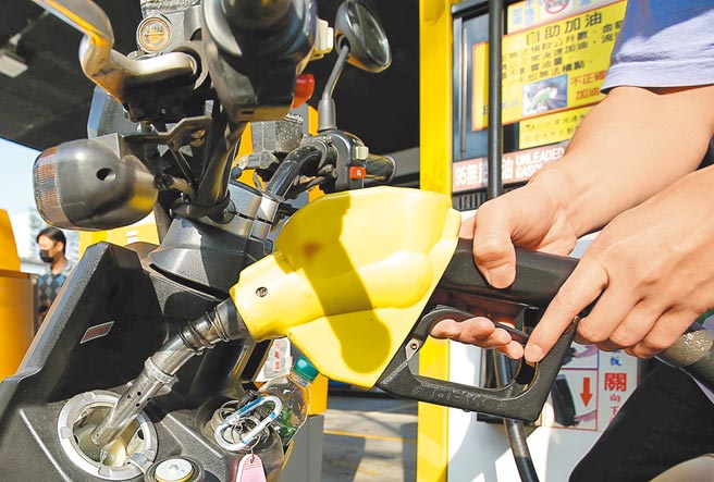大宗物资降税优惠预计实施到4月30日，立委关切是否有机会延长？财政部长苏建荣表示，目前来看汽柴油还有降税空间。图为民眾到加油站加油。（陈俊吉摄）