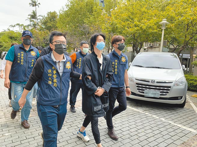 网红小玉（右二）利用人工智慧「Deepfake」技术，将艺人、正妹网红、民代「换脸」合成制作色情影片，并于网路群组兜售。（翻摄画面／胡欣男台北传真）