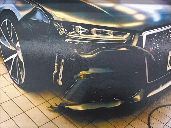 奧迪的右前車頭附著黃色油漆痕跡，但車禍現場的電線桿、水泥護欄並無黃黑色斜紋警示漆，保險公司發現異常，遂由警方調閱車禍現場附近監視器察看，才發現是假車禍。(宜蘭地檢署提供／吳佩蓉宜蘭傳真)