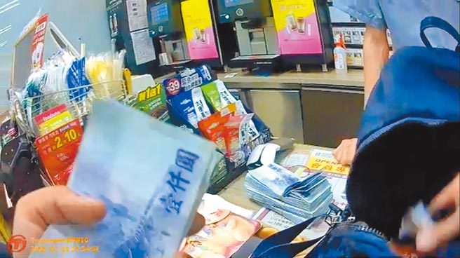 警方到超商借點鈔機清點拾獲的大筆現金。（新莊警分局提供／王揚傑新北傳真）