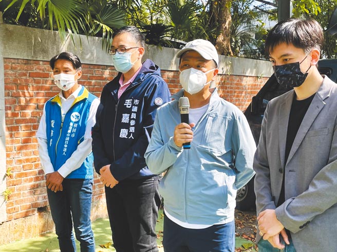 罗智强（右二）说会将行脚所见所闻整理成政策建议，作为让桃园市府检讨改进的方向。（吕筱蝉摄）