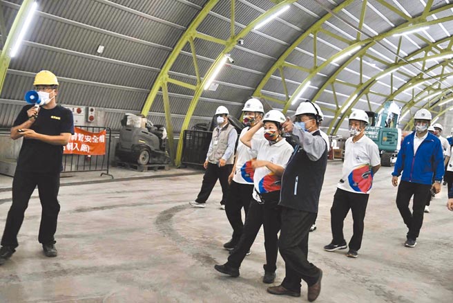 花莲县长徐榛蔚率队到宜兰利泽焚化厂了解垃圾处理过程。（花莲县府提供／王志伟花莲传真）