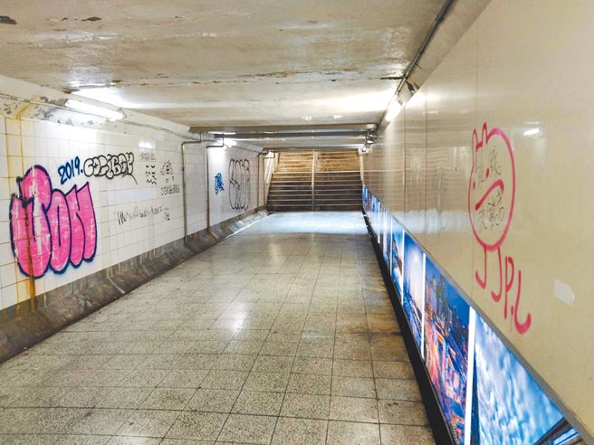 基隆光华地下道是狮球五里往来市区重要道路，近日墙面出现大面积涂鸦，地方要求清除。（陈彩玲摄）