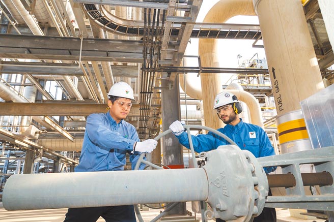 沙乌地阿拉伯每日出口620万桶原油，根据大陆海关总署资料显示，中国向沙国进口的原油目前达到176万桶。图为位在沙乌地阿拉伯西部红海岸边小城延布的中沙延布炼油厂，这家企业已成为中沙乃至中阿经贸合作的典范。（新华社）