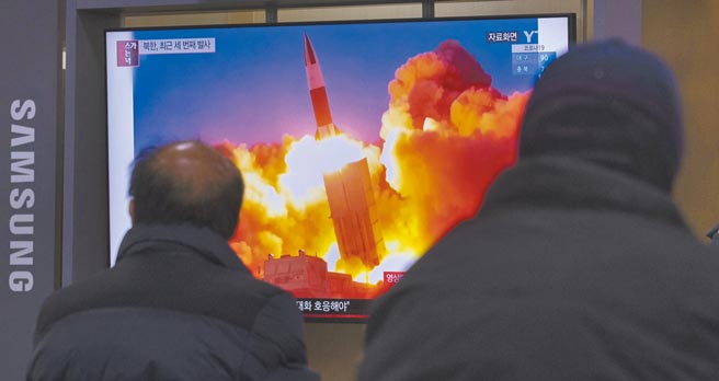 16日上午9时30分，北韩从平壤顺安一带发射不明飞行器，韩国联合参谋本部推测发射失败。图为今年1月14日韩国首尔民眾观看北韩向东发射不明发射体的新闻。（新华社）