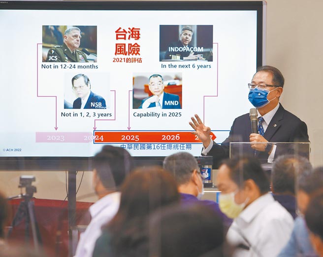 國民黨國際部主任黃介正16日在中常會以「烏俄戰爭─戰略分析、國際局勢、與對台海安全的意義」發表專題演說，論述烏俄戰爭影響對現今作戰型態的衝擊與變化。（陳怡誠攝）