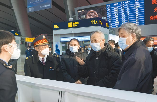 大陸國務院副總理劉鶴（右二）主持國務院金融委員會會議，穩定市場政策現底。圖為劉鶴在京檢查2022年春運工作。（新華社）