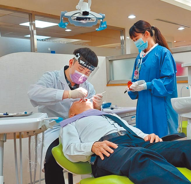 苗栗縣大千綜合醫院牙科醫師賴承祺表示，定期檢查、塗氟及正確刷牙，才能有效預防蛀牙。（大千醫院提供／李京昇苗栗傳真）