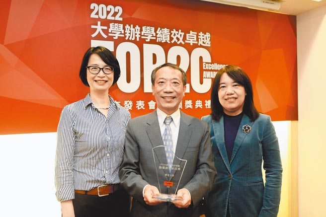 天下雜誌群共同執行長吳琬瑜（右）、天下學習事業群總經理劉鳳珍（左）頒給靜宜大學校長唐傳義「大學辦學績效成長TOP20」殊榮！（靜宜大學提供／陳世宗台中傳真）