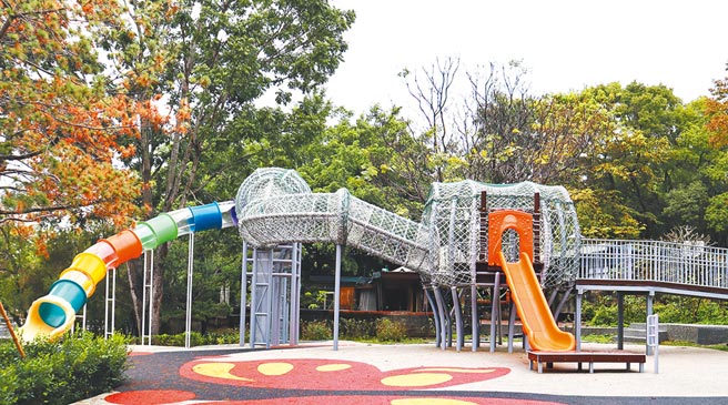 台中市豐原區中正公園獨特的繭型溜滑梯與休憩設施，小朋友常被電，甚至痛到視為畏途！（陳世宗攝）