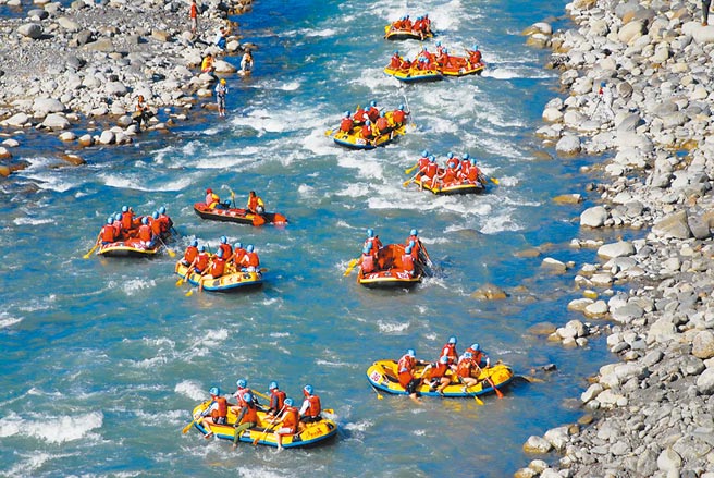 六龜荖濃溪泛舟無法回頭，業者期盼以「漂漂河」活動取代泛舟。（本報資料照片）