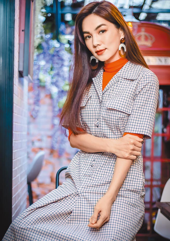 Ella為宣傳主演新片《野夏天》接受本報專訪，開心祝福好姊妹Selina。（羅永銘攝）