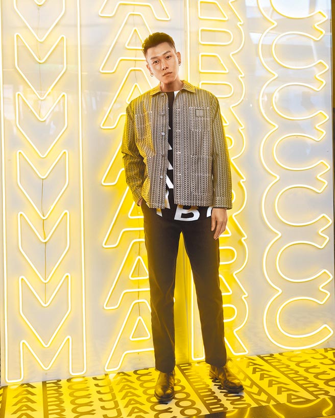 瘦子E.SＯ亲身示范时髦潮流穿搭术。（Marc Jacobs提供）